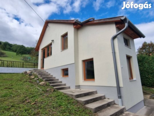 Eladó egy gyönyörű tájpanorámás, újszerű állapotú tégla ház