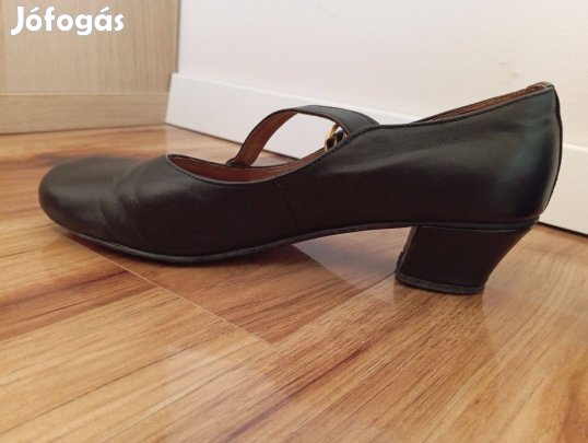 Eladó egy használt 39-es női karakter cipő, néptáncos női cipő