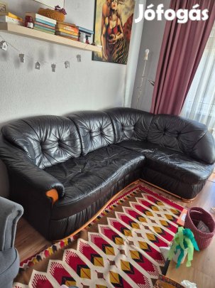 Eladó egy használt, fekete bőr sorokkanapé Újpesten
