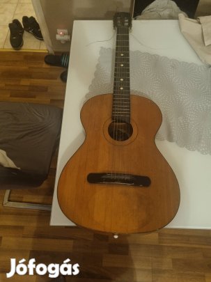 Eladó egy használt orosz klasszikus gitár