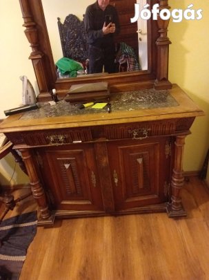 Eladö egy hibátlan ó német tükrös szekrény a tulajdonostól