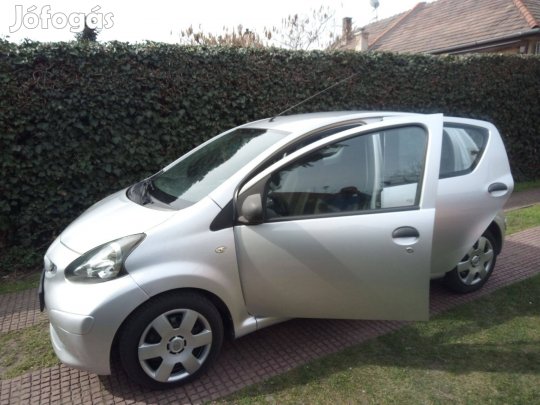 Eladó egy idős nyugdíjastól nagyon megkimélt Toyota Aygo autó