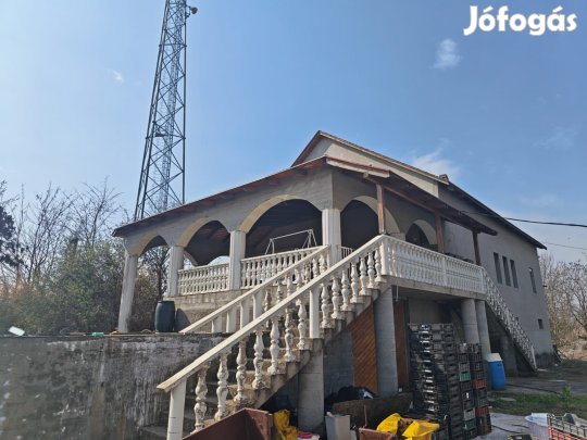 Eladó egy ipar, mezőgazdasági terület illetve egy exkluzív ingatlan