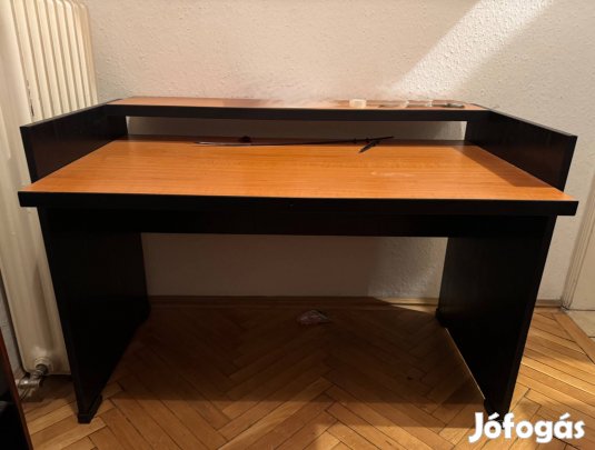 Eladó egy jó állapotban lévő írósztal