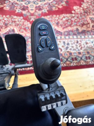 Elado egy joystick-vezérlésű elektromos  kerekesszék 