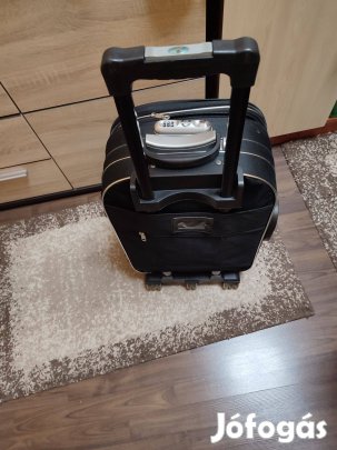 Eladó egy közepes méretű bőrönd