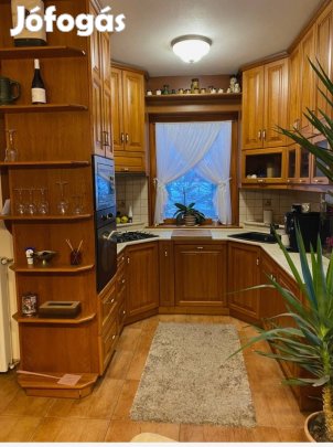 Eladó egy megkímélt, egyedi tölgyfa konyhabútor gépek nélkül