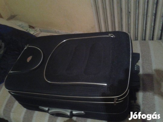 Eladó egy nagy bőrönd 
