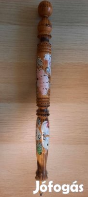 Eladó egy nagy méretű fa ceruza a képeken látható állapotban!
