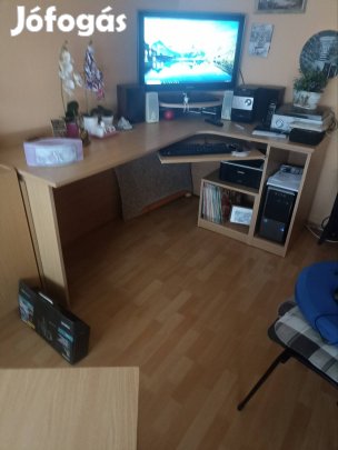 Eladó egy nagy méretű sarok íróasztal 