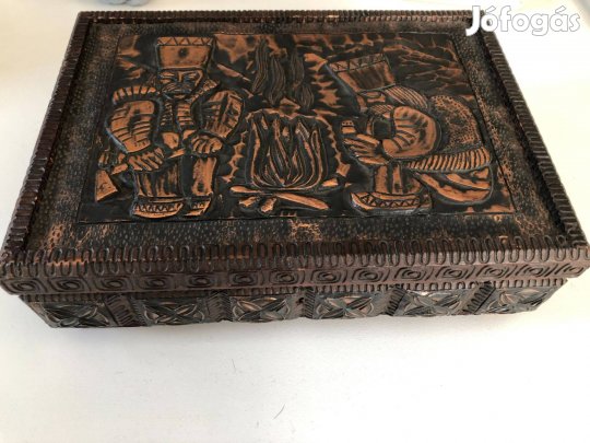 Eladó egy nagyméretű faragott fa doboz préselt réz díszítéssel