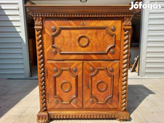 Eladó egy nagyon impozáns, régi komód , Szekreter kemény fából