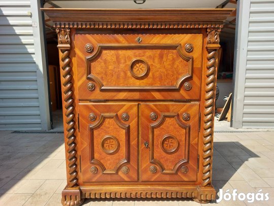 Eladó egy nagyon impozáns, régi komód , Szekreter kemény fából Bútor