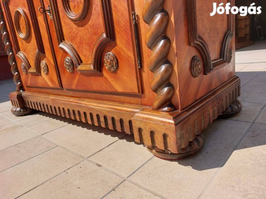 Eladó egy nagyon impozáns, régi komód , Szekreter kemény fából Bútor