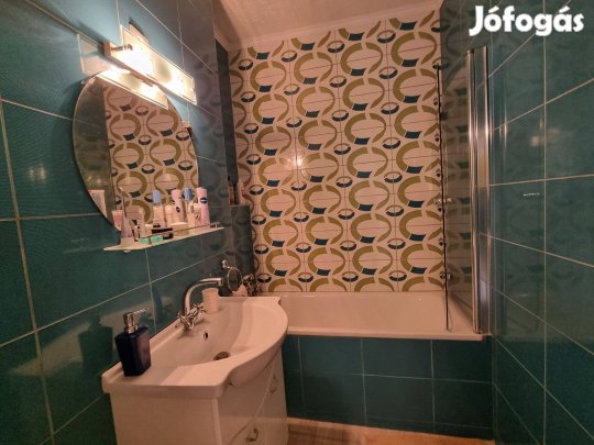 Eladó egy napfényes, szépen felújított, 57 nm-es, 2 szobás lakás