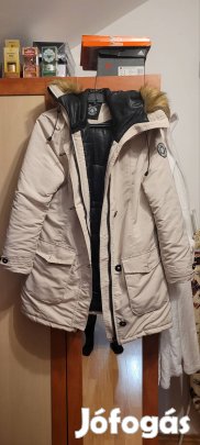 Eladó egy női drapp szinü kabát. 