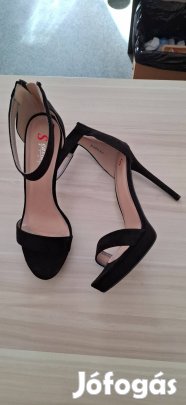 Eladó egy női platformos 40.-es magassarkú szandál