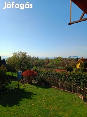 Eladó egy örökpanorámás balatoni összkomfortos családi ház