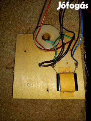 Eladó egy pár 2 utas Akai hangváltó
