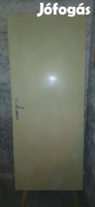 Eladó egy robosztus jó állapotú beltéri fa ajtó