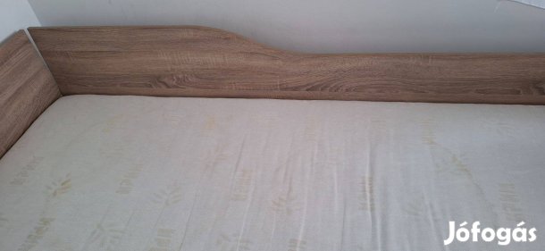 Eladó egy személyes ágy - ágynemű tartóval