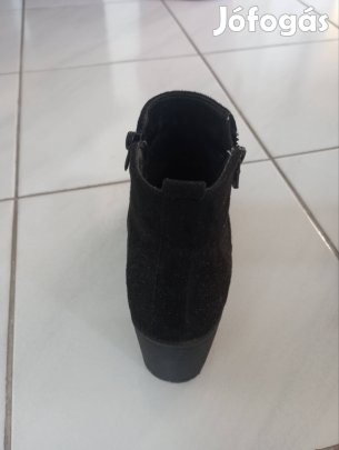 Eladó egy szép fekete bokacsizma