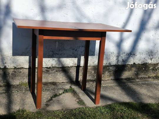 Eladó egy szétnyitható konyhai asztal 