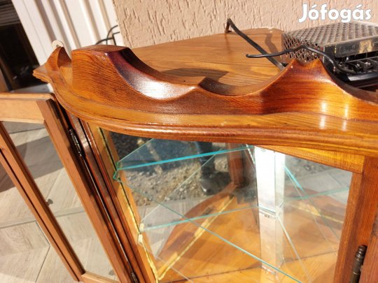 Eladó egy tükrös sarok fenyő vitrin ,üveg polcokkal és világitással