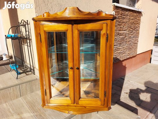 Eladó egy tükrös sarok fenyő vitrin ,üveg polcokkal és világitással
