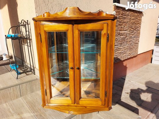 Eladó egy tükrös sarok fenyő vitrin ,üveg polcokkal és világitással
