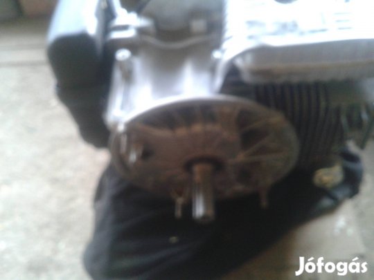 Eladó egy új Robi kavaszaki motor 