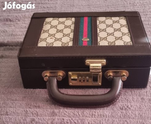 Eladó egy vintage hangulatú táska  