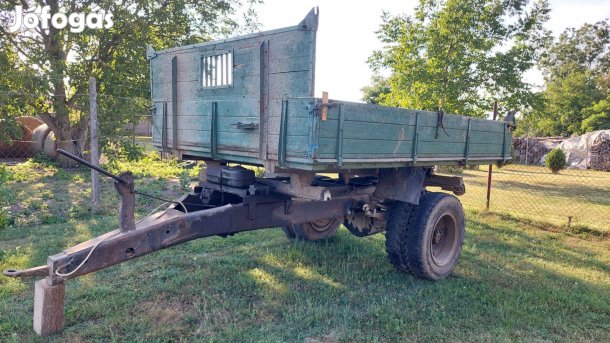 Eladó egytengelyes billenős pótkocsi magasítóval