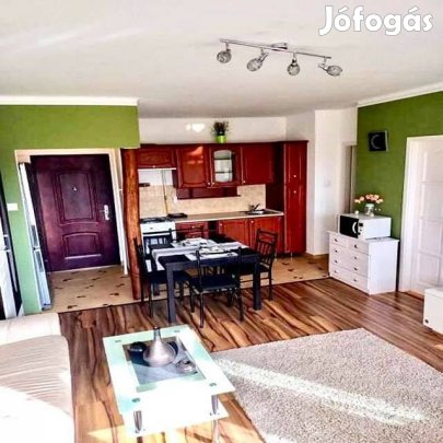 Eladó első emeleti, erkélyes lakás