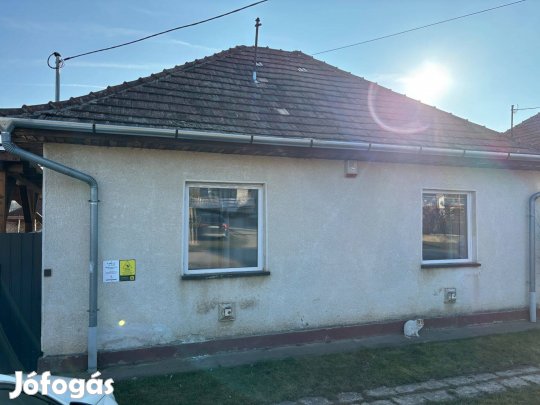 Eladó energiatakarékos családi ház 1500 m telekkel napelemmel, akku