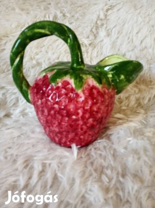 Eladó eper formajú  teaskanna