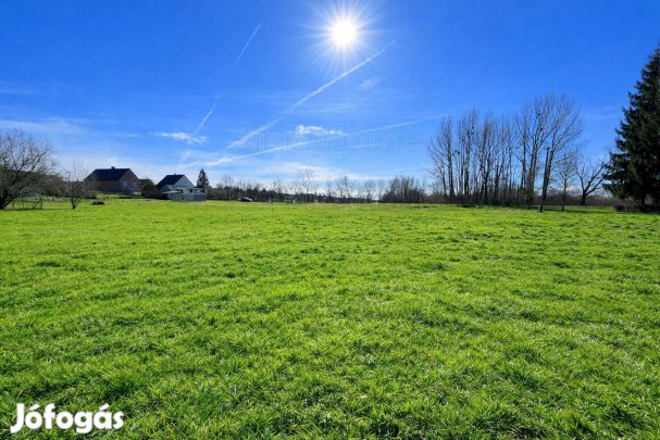 Eladó építési telek Nagyesztergáron központos helyen, a kertben