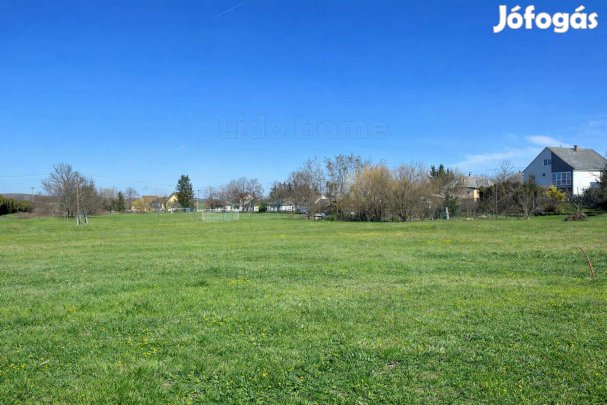 Eladó építési telek Nagyesztergáron központos helyen, de mégis a
