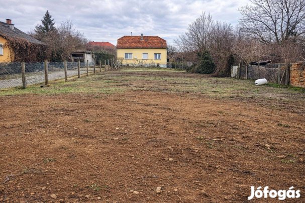 Eladó építési telek Pécs-Somogyban, közművezve