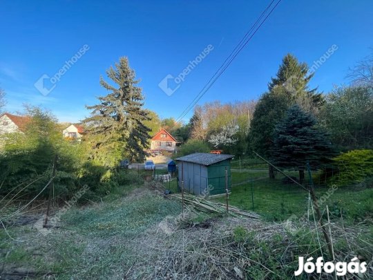Eladó építési telek, gazdasági épülettel.