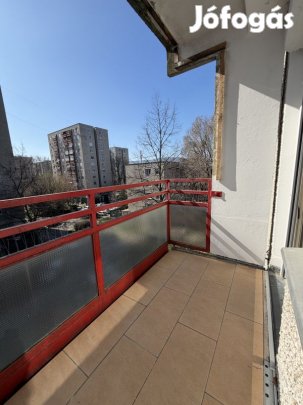 Eladó erkélyes 3 szobás lakás Rómaifürdőn, a Pók utcai lakótelepen