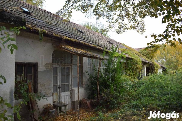 Eladó erősen felújítandó ház Veszprémvarsányban