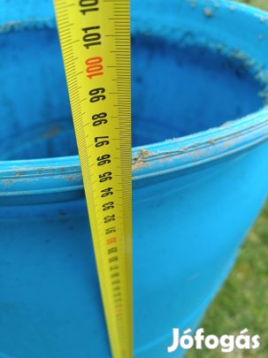 Eladó esővíz vagy takarmány tárolására alkalmas műanyag  hordó.