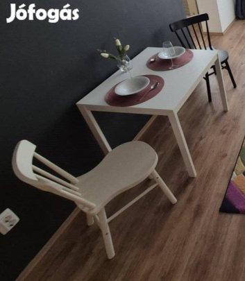 Eladó étkezőasztal, 2 székkel
