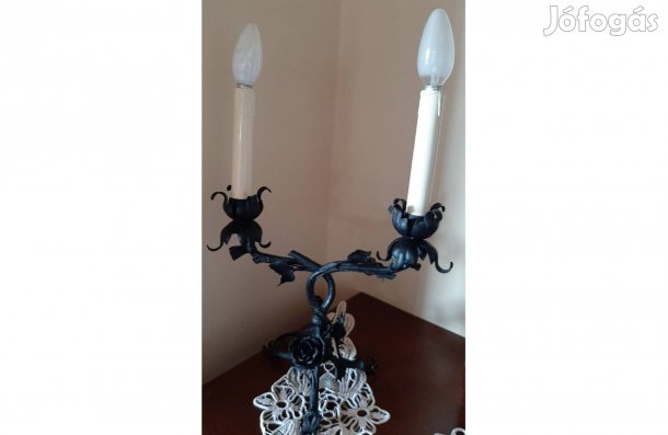 Eladó ez a kovácsolt vas lámpa