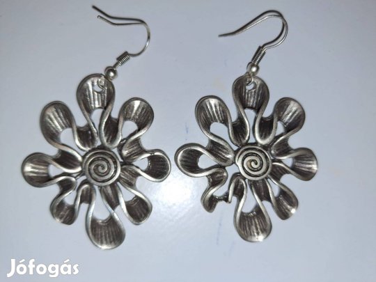 Eladó ezüstözött fülbevaló pár