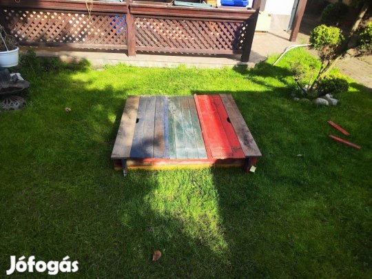 Eladó fa homokozó 120x120x25 cm