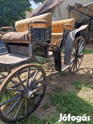 Eladó fa kerekű régi hintó