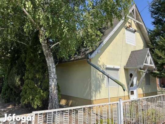 Eladó fa szerkezetű,szigetelt hétvégi ház Dávod-Püspökpusztán