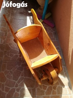 Eladó fa talicska, dekoráció, várgatrtó